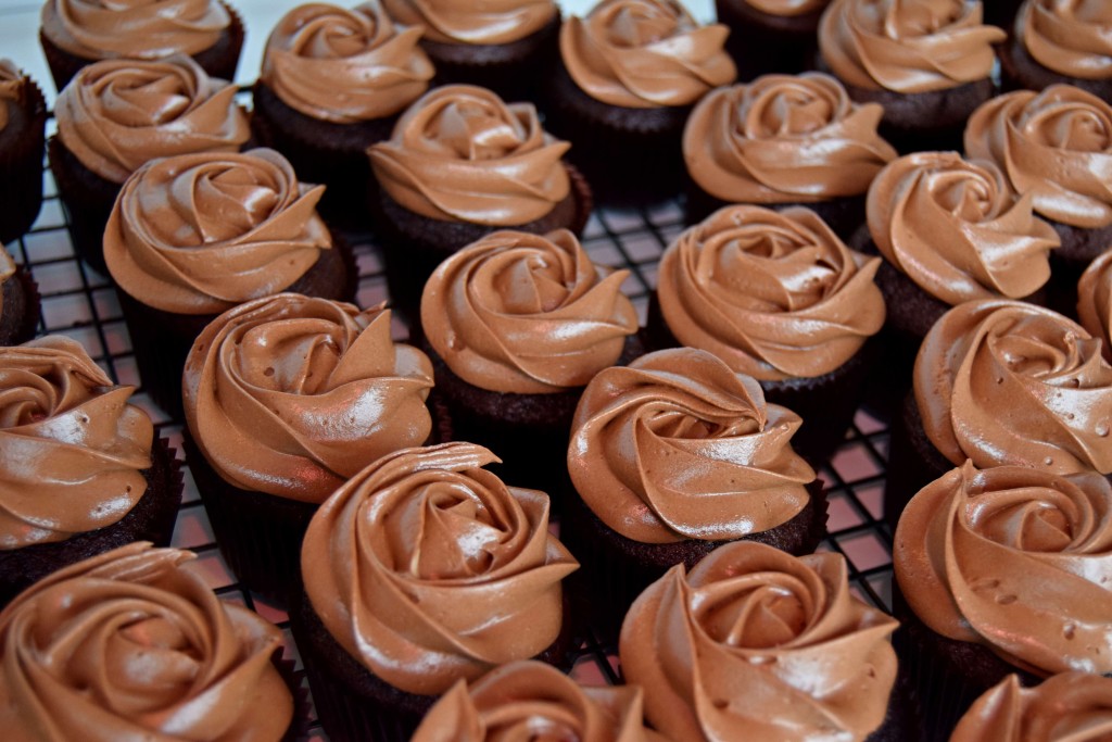 Devil's food cupcakes with a magnificent chocolate caramel frosting - recipe 
