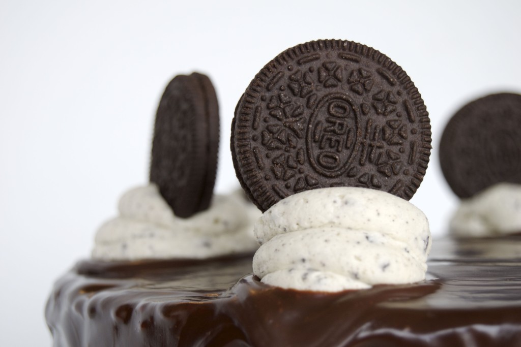 Súkkulaðikaka með Oreo smjörkremi - uppskrift www.alltsaett.com