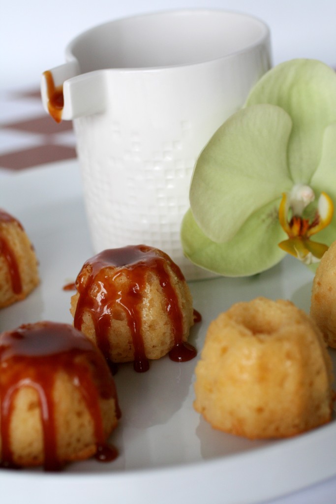 Miniature vanilla cakes with caramel sauce - recipe