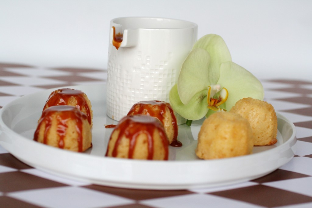 Miniature vanilla cakes with caramel sauce - recipe