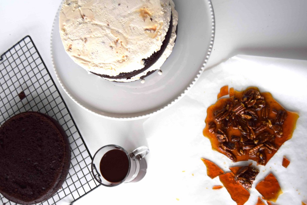 Ice cream cake with chocolate glaze and pecan-caramel crumble - recipe on www.alltsaett.com