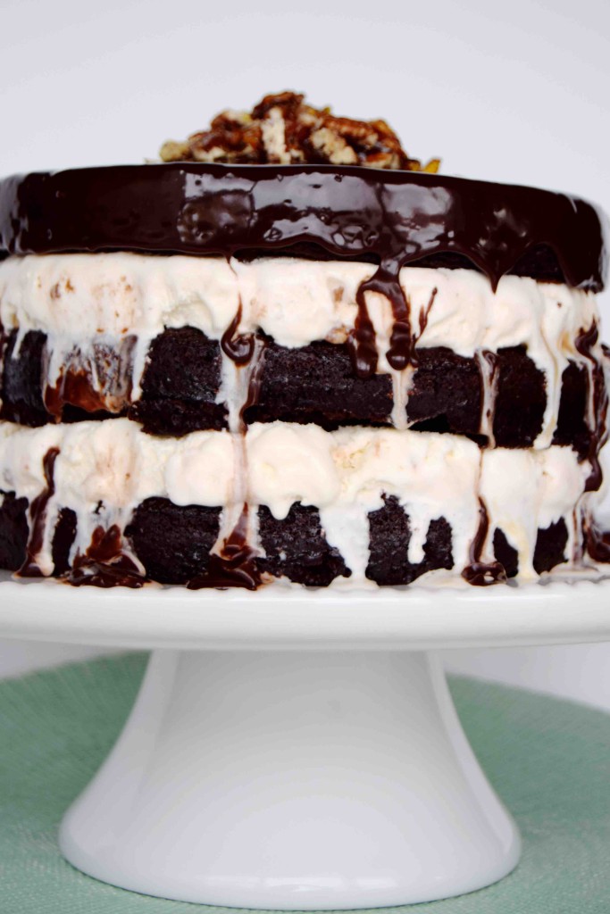 Ice cream cake with chocolate glaze and pecan-caramel crumble - recipe on www.alltsaett.com